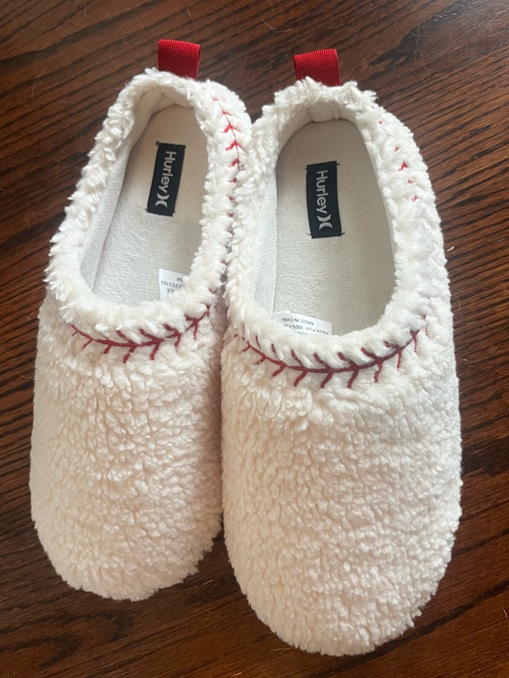 Hurley Cream Sherpa Slip-On Slippers with Red Stitch 9-10